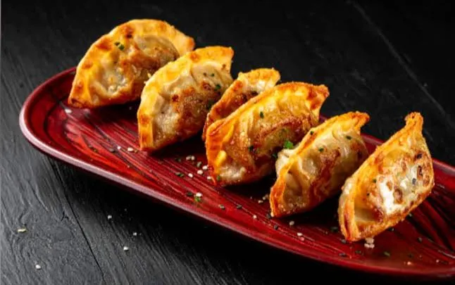 Chicken Schezwan Momos [6 Pieces]